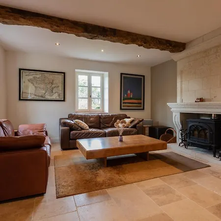 - Spacieuse Maison Pierre Avec Piscine Chauffee, Cuisine D'ete, Petanque, Ping-pong Et Jeux Enfants - 10 Min De Vic بيت للعطل
