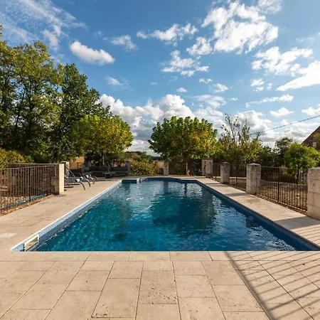 - Spacieuse Maison Pierre Avec Piscine Chauffee, Cuisine D'ete, Petanque, Ping-pong Et Jeux Enfants - 10 Min De Vic بيت للعطل *