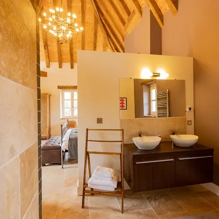 - Spacieuse Maison Pierre Avec Piscine Chauffee, Cuisine D'ete, Petanque, Ping-pong Et Jeux Enfants - 10 Min De Vic بيت للعطل