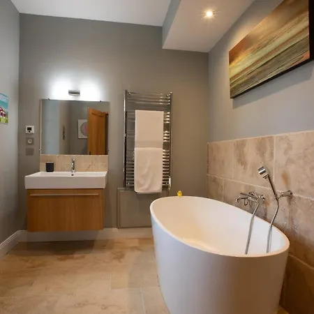- Spacieuse Maison Pierre Avec Piscine Chauffee, Cuisine D'ete, Petanque, Ping-pong Et Jeux Enfants - 10 Min De Vic بيت للعطل *