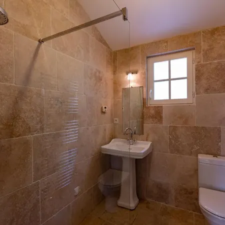 - Spacieuse Maison Pierre Avec Piscine Chauffee, Cuisine D'ete, Petanque, Ping-pong Et Jeux Enfants - 10 Min De Vic بيت للعطل *
