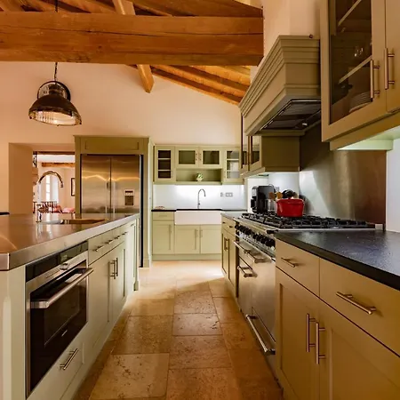 - Spacieuse Maison Pierre Avec Piscine Chauffee, Cuisine D'ete, Petanque, Ping-pong Et Jeux Enfants - 10 Min De Vic *