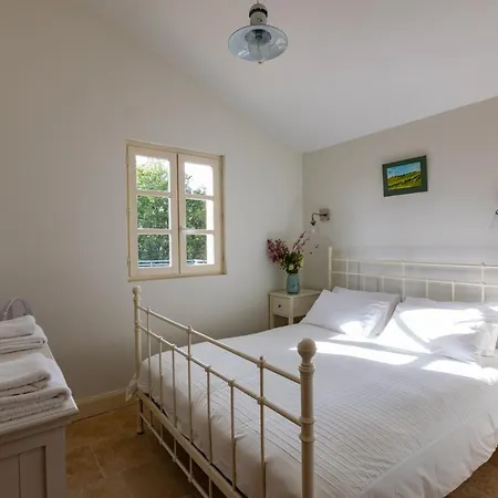 - Spacieuse Maison Pierre Avec Piscine Chauffee, Cuisine D'ete, Petanque, Ping-pong Et Jeux Enfants - 10 Min De Vic *