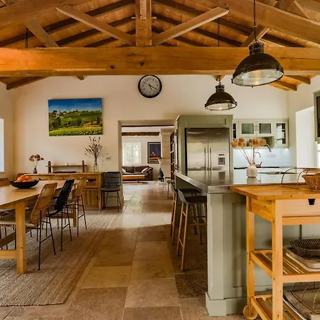 - Spacieuse Maison Pierre Avec Piscine Chauffee, Cuisine D'ete, Petanque, Ping-pong Et Jeux Enfants - 10 Min De Vic بيت للعطل