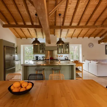 - Spacieuse Maison Pierre Avec Piscine Chauffee, Cuisine D'ete, Petanque, Ping-pong Et Jeux Enfants - 10 Min De Vic بيت للعطل *