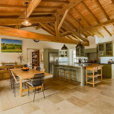 - Spacieuse Maison Pierre Avec Piscine Chauffee, Cuisine D'ete, Petanque, Ping-pong Et Jeux Enfants - 10 Min De Vic بيت للعطل *