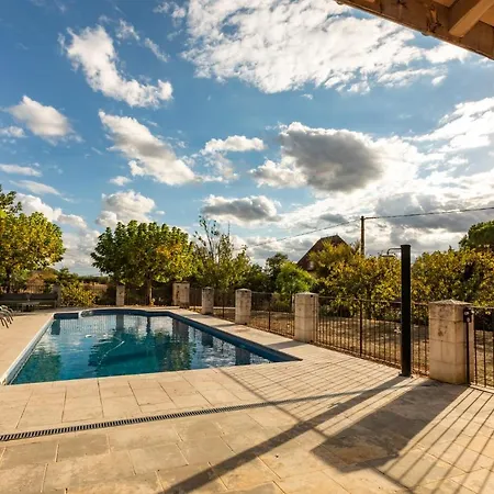 - Spacieuse Maison Pierre Avec Piscine Chauffee, Cuisine D'ete, Petanque, Ping-pong Et Jeux Enfants - 10 Min De Vic بيت للعطل *