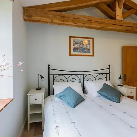 - Spacieuse Maison Pierre Avec Piscine Chauffee, Cuisine D'ete, Petanque, Ping-pong Et Jeux Enfants - 10 Min De Vic بيت للعطل *