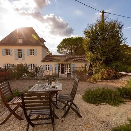 - Spacieuse Maison Pierre Avec Piscine Chauffee, Cuisine D'ete, Petanque, Ping-pong Et Jeux Enfants - 10 Min De Vic بيت للعطل
