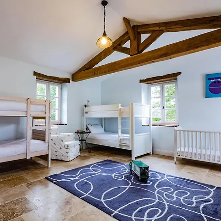 - Spacieuse Maison Pierre Avec Piscine Chauffee, Cuisine D'ete, Petanque, Ping-pong Et Jeux Enfants - 10 Min De Vic بيت للعطل