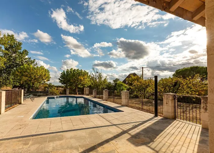 - Spacieuse Maison Pierre Avec Piscine Chauffee, Cuisine D'ete, Petanque, Ping-pong Et Jeux Enfants - 10 Min De Vic 펜션 *